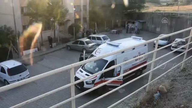 Bir apartmanda çıkan yangında 3 kişi dumandan etkilendi Bir apartmanda çıkan yangında 3 kişi dumandan etkilendi