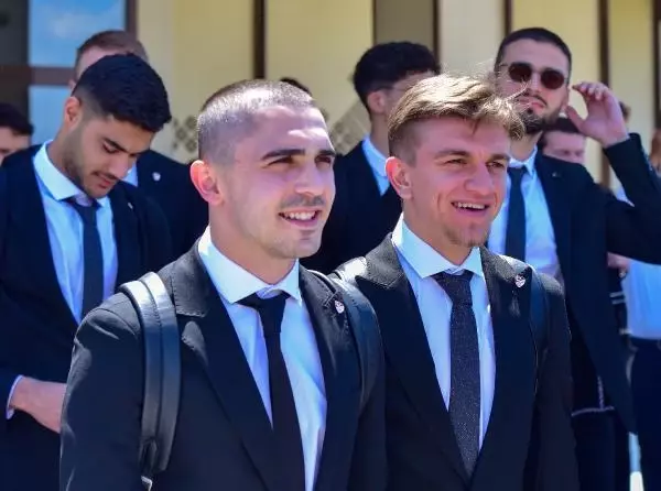 'Bizim Çocuklar'ın tarihi formayla Avrupa yolculuğu başladı 'Bizim Çocuklar'ın tarihi formayla Avrupa yolculuğu başladı