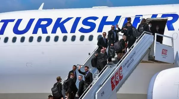 'Bizim Çocuklar'ın tarihi formayla Avrupa yolculuğu başladı 'Bizim Çocuklar'ın tarihi formayla Avrupa yolculuğu başladı