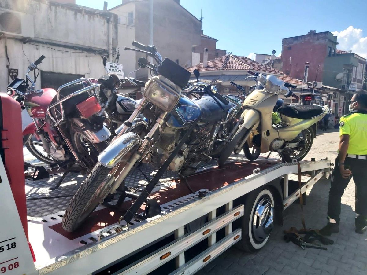 Burhaniye'de polis tescilsiz motosikletleri topladı