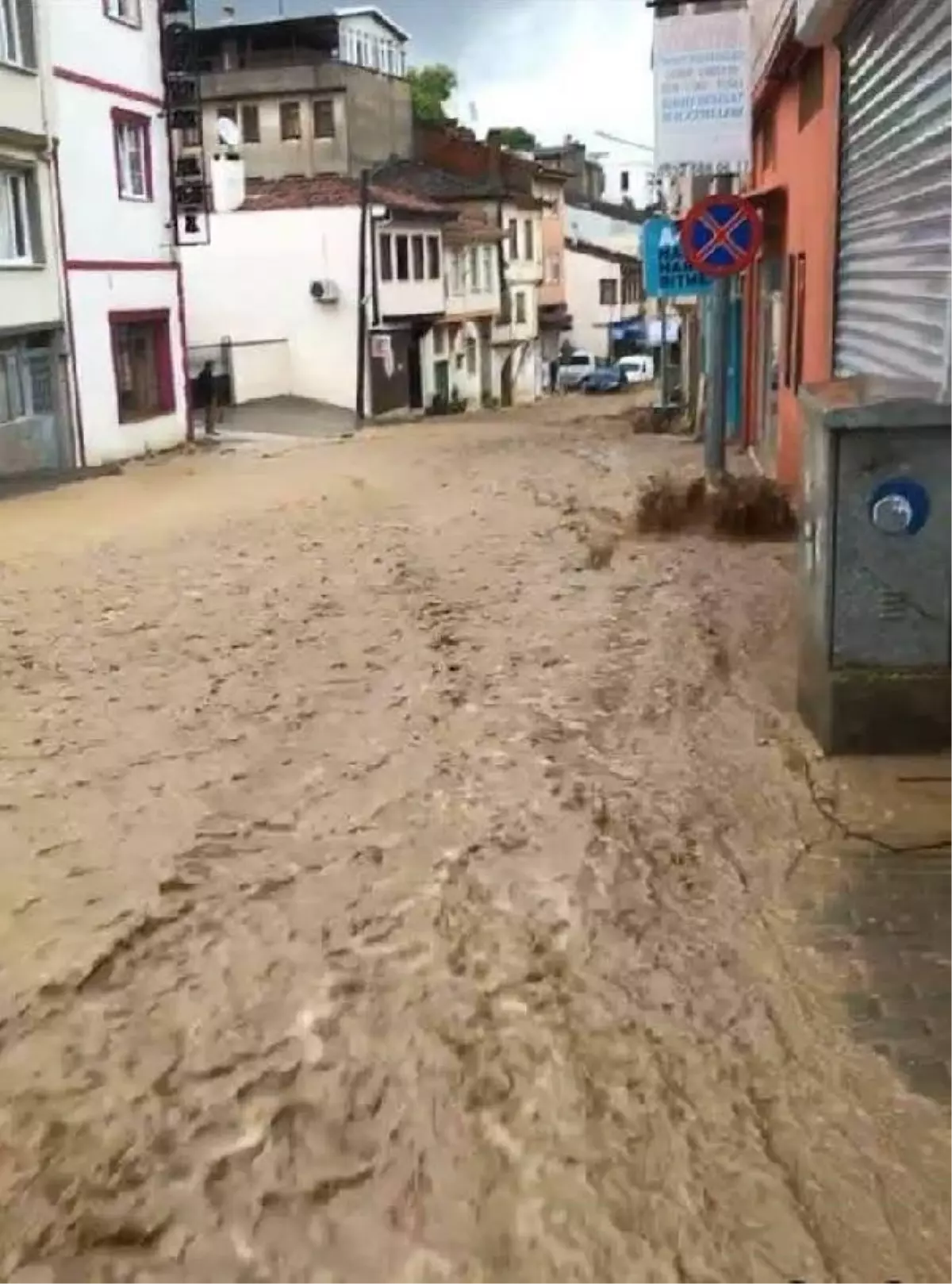 Bursa'da sağanak hayatı olumsuz etkiledi