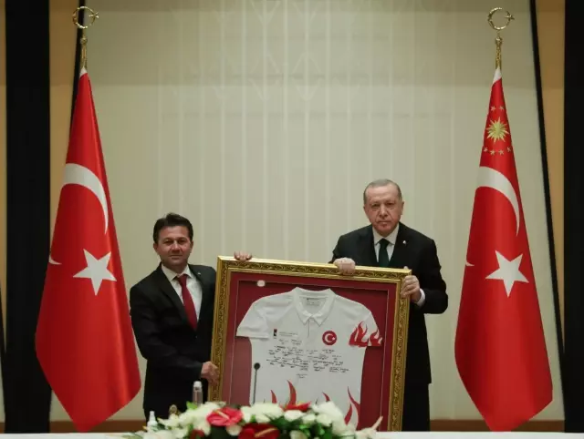 Son dakika haberi! SPOR Cumhurbaşkanı Erdoğan, madalya alan cimnastikçileri kabul etti
