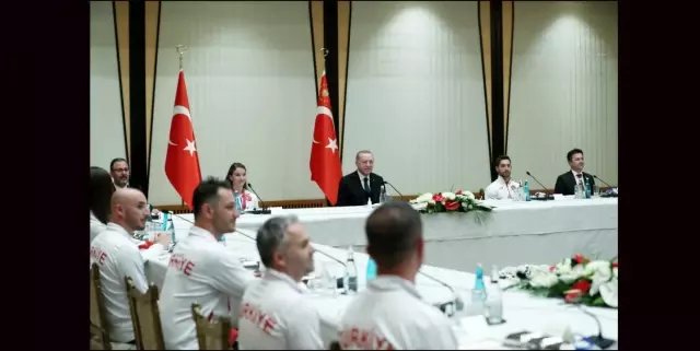 Cumhurbaşkanı Erdoğan, milli sporcuları kabul etti Cumhurbaşkanı Erdoğan, milli sporcuları kabul etti