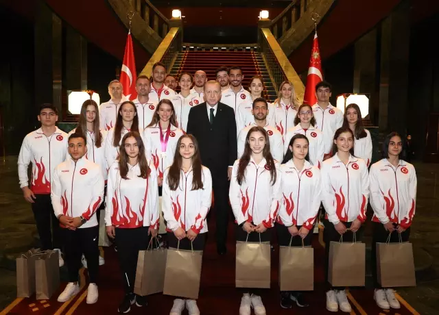 Son dakika haberi! SPOR Cumhurbaşkanı Erdoğan, madalya alan cimnastikçileri kabul etti