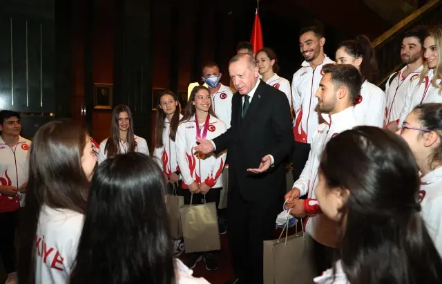Son dakika haberi! SPOR Cumhurbaşkanı Erdoğan, madalya alan cimnastikçileri kabul etti