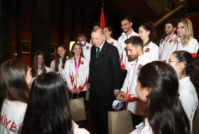 Son dakika haberi! SPOR Cumhurbaşkanı Erdoğan, madalya alan cimnastikçileri kabul etti