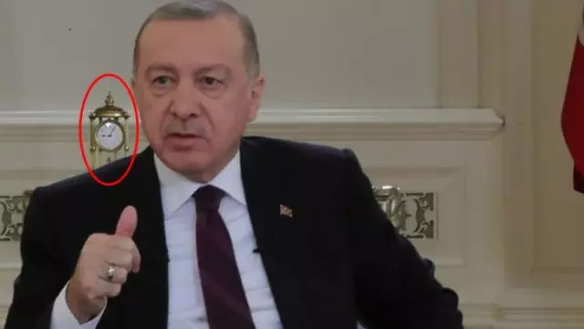 Cumhurbaşkanı Erdoğan'ın arkasındaki saatin Atatürk'ün vefat zamanını simgelediği ortaya çıktı Cumhurbaşkanı Erdoğan'ın arkasındaki saatin Atatürk'ün vefat zamanını simgelediği ortaya çıktı