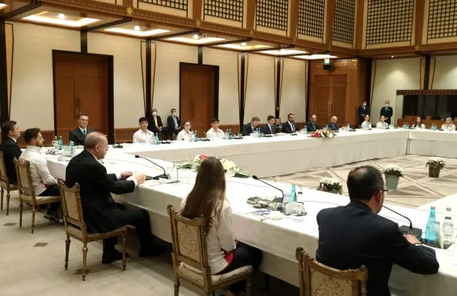 Son dakika haberi! SPOR Cumhurbaşkanı Erdoğan, madalya alan cimnastikçileri kabul etti