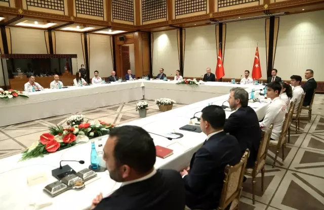 Son dakika haberi! SPOR Cumhurbaşkanı Erdoğan, madalya alan cimnastikçileri kabul etti