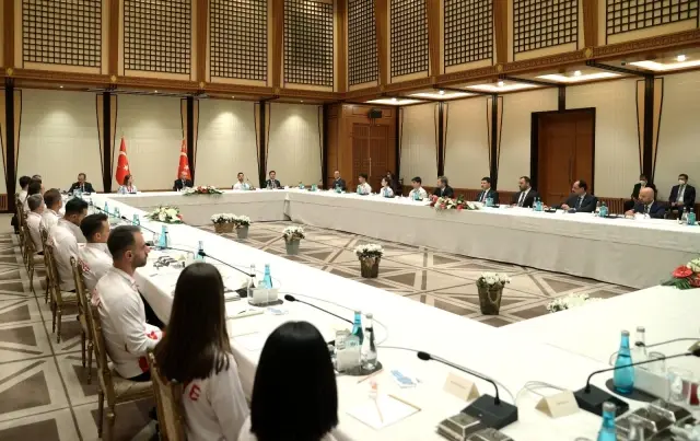 Son dakika haberi! SPOR Cumhurbaşkanı Erdoğan, madalya alan cimnastikçileri kabul etti