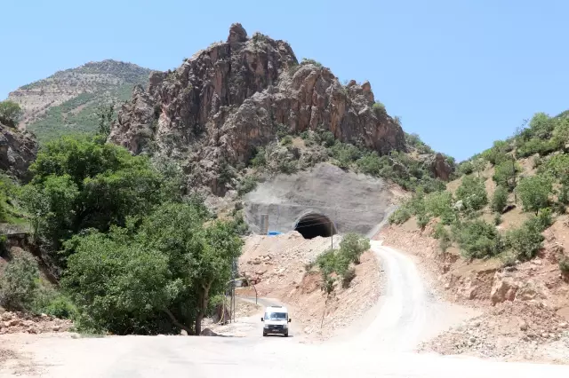 Huzurun tesis edildiği Siirt ve Şırnak'ta dağlarda açılan tünellerle ulaşım kolaylaşacak Huzurun tesis edildiği Siirt ve Şırnak'ta dağlarda açılan tünellerle ulaşım kolaylaşacak