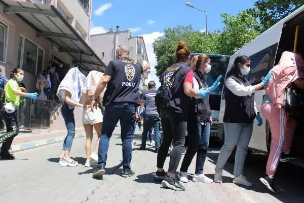 Son dakika haberi... MUĞLA İŞ VAADİYLE KANDIRIP, FUHŞA ZORLAMIŞLAR; 28 GÖZALTI Son dakika haberi... MUĞLA İŞ VAADİYLE KANDIRIP, FUHŞA ZORLAMIŞLAR; 28 GÖZALTI