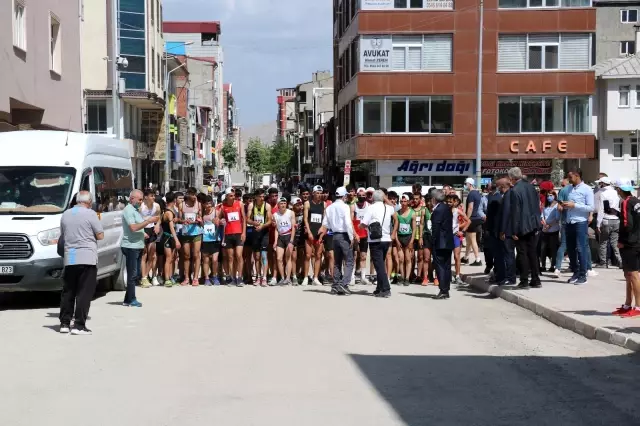 İshak Paşa Sarayı'nda, Dağ Koşuları Türkiye Şampiyonası düzenlendi İshak Paşa Sarayı'nda, Dağ Koşuları Türkiye Şampiyonası düzenlendi
