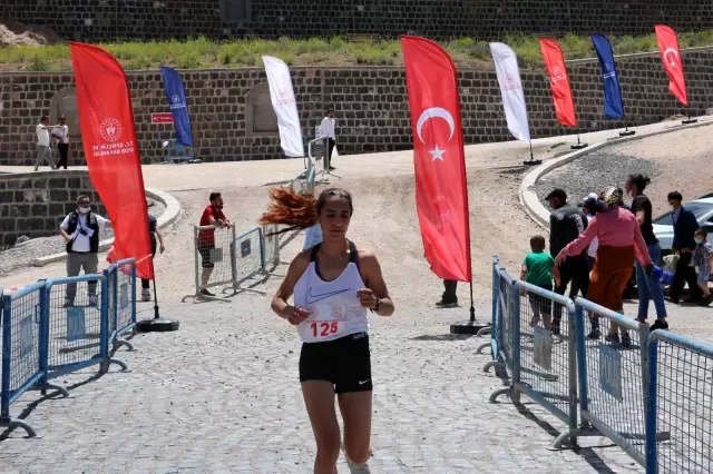 İshak Paşa Sarayı'nda, Dağ Koşuları Türkiye Şampiyonası düzenlendi İshak Paşa Sarayı'nda, Dağ Koşuları Türkiye Şampiyonası düzenlendi