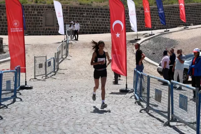 İshak Paşa Sarayı'nda, Dağ Koşuları Türkiye Şampiyonası düzenlendi İshak Paşa Sarayı'nda, Dağ Koşuları Türkiye Şampiyonası düzenlendi