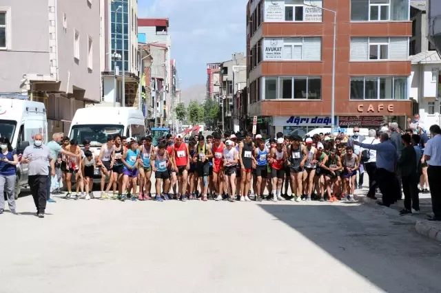İshak Paşa Sarayı'nda, Dağ Koşuları Türkiye Şampiyonası düzenlendi İshak Paşa Sarayı'nda, Dağ Koşuları Türkiye Şampiyonası düzenlendi