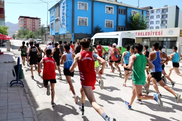 İshak Paşa Sarayı'nda, Dağ Koşuları Türkiye Şampiyonası düzenlendi İshak Paşa Sarayı'nda, Dağ Koşuları Türkiye Şampiyonası düzenlendi