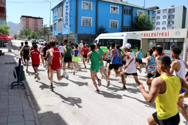 İshak Paşa Sarayı'nda, Dağ Koşuları Türkiye Şampiyonası düzenlendi İshak Paşa Sarayı'nda, Dağ Koşuları Türkiye Şampiyonası düzenlendi
