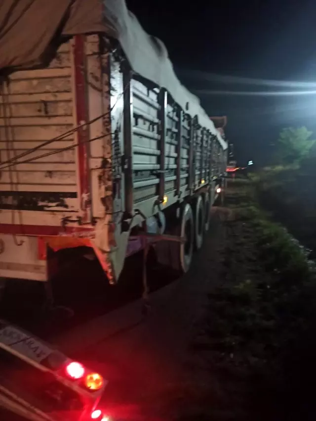 Karpuz taşıyan tıra çarpan otomobilin sürücüsü hayatını kaybetti Karpuz taşıyan tıra çarpan otomobilin sürücüsü hayatını kaybetti
