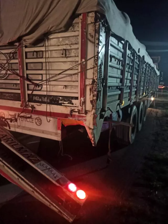 Karpuz taşıyan tıra çarpan otomobilin sürücüsü hayatını kaybetti Karpuz taşıyan tıra çarpan otomobilin sürücüsü hayatını kaybetti