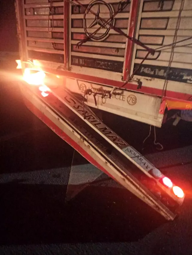 Karpuz taşıyan tıra çarpan otomobilin sürücüsü hayatını kaybetti Karpuz taşıyan tıra çarpan otomobilin sürücüsü hayatını kaybetti