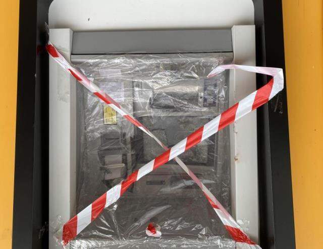 Kartı sıkışınca öfkelenen vatandaş ATM'yi taşladı! O anlar kamerada