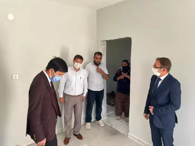 Kaymakam Öztürk, SYDV tarafından kendilerine ev inşa edilen aileyle buluştu