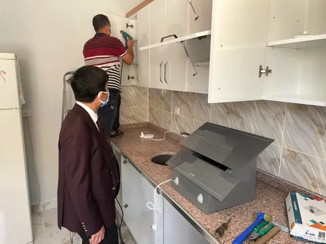 Kaymakam Öztürk, SYDV tarafından kendilerine ev inşa edilen aileyle buluştu