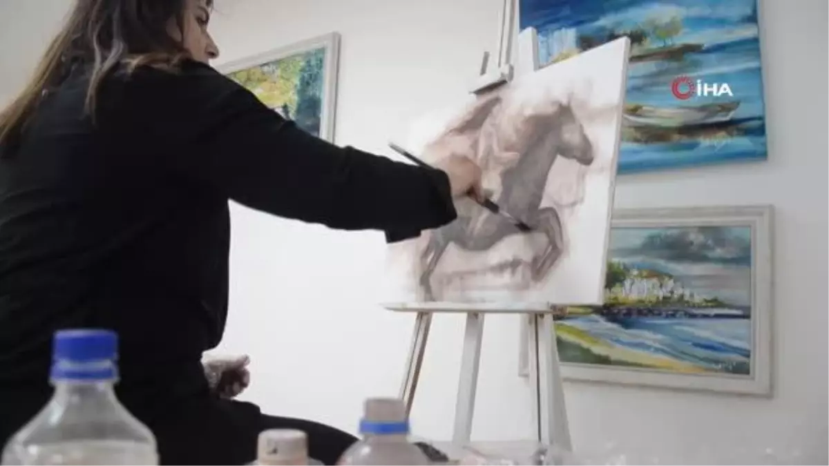 Kendini sanata adadı, evinin garajını resim galerisine çevirdi