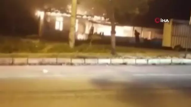 Kullanılmayan tek katlı ev alev alev yandı