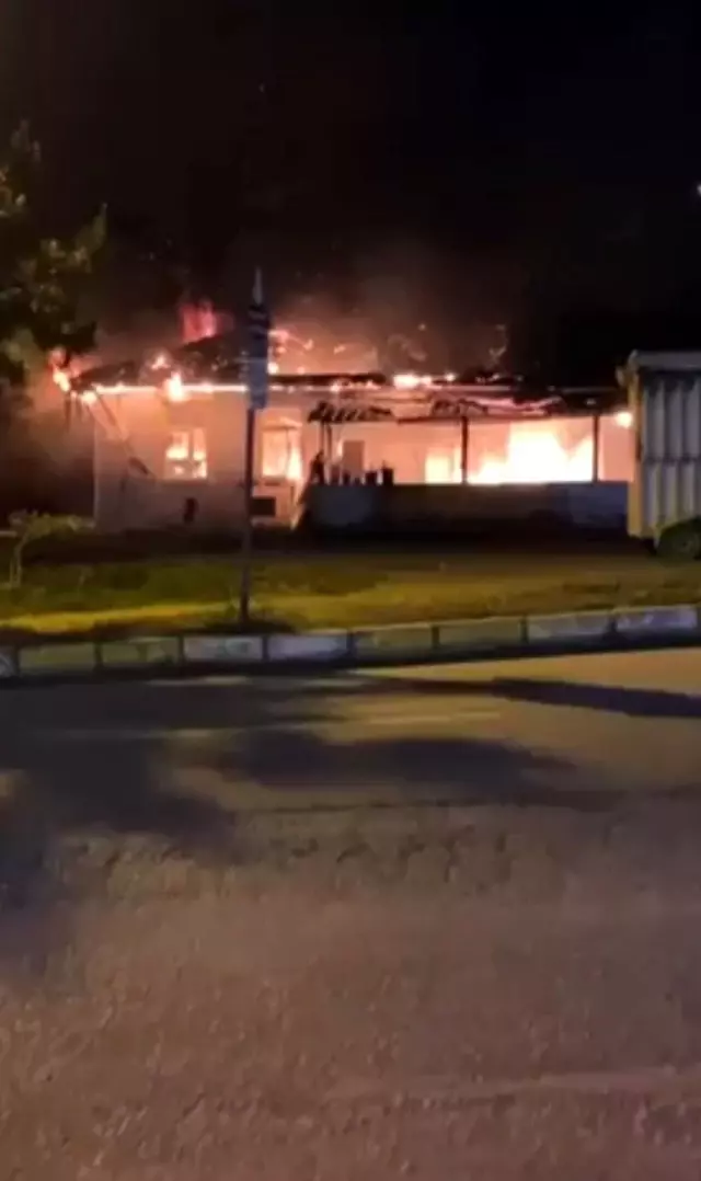 Kullanılmayan tek katlı ev alev alev yandı