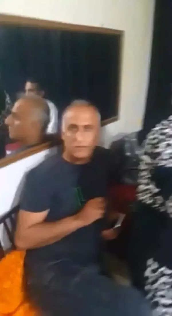 Kumarhaneye çevrilen evde, polisi gören şüphelilerin şaşkınlığı yüzüne yansıdı Kumarhaneye çevrilen evde, polisi gören şüphelilerin şaşkınlığı yüzüne yansıdı