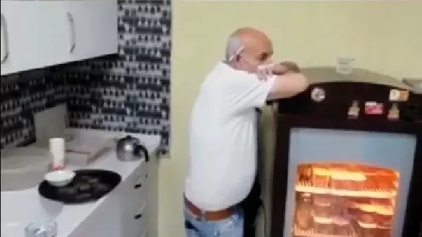Kumarhaneye çevrilen evde, polisi gören şüphelilerin şaşkınlığı yüzüne yansıdı Kumarhaneye çevrilen evde, polisi gören şüphelilerin şaşkınlığı yüzüne yansıdı