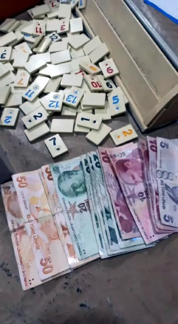 Kumarhaneye çevrilen evde, polisi gören şüphelilerin şaşkınlığı yüzüne yansıdı Kumarhaneye çevrilen evde, polisi gören şüphelilerin şaşkınlığı yüzüne yansıdı