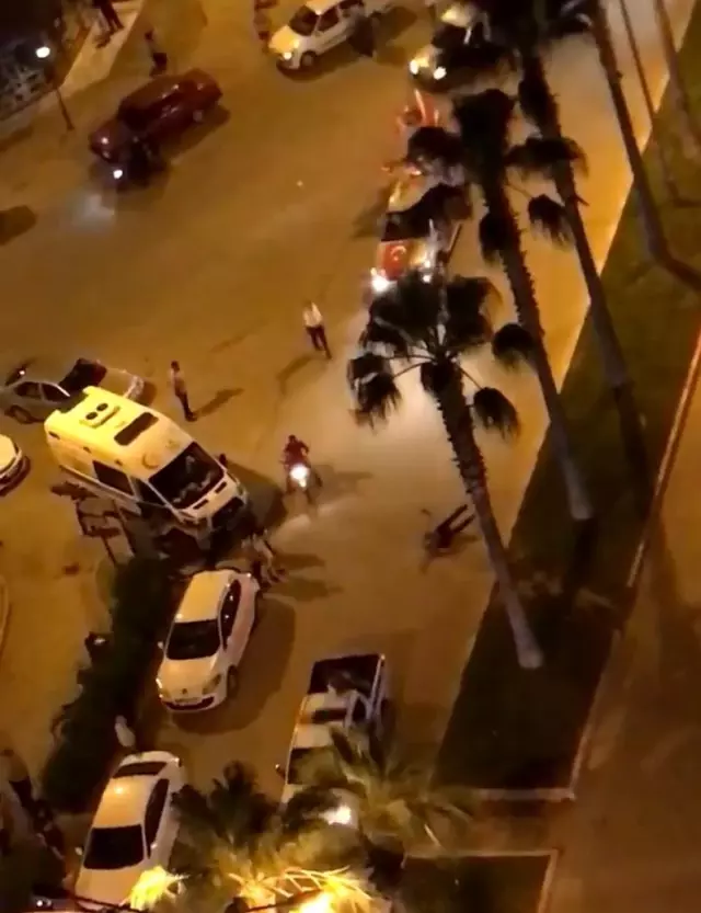 Kutlamaları çeken basın mensubu canlı yayından aracından böyle düştü Kutlamaları çeken basın mensubu canlı yayından aracından böyle düştü