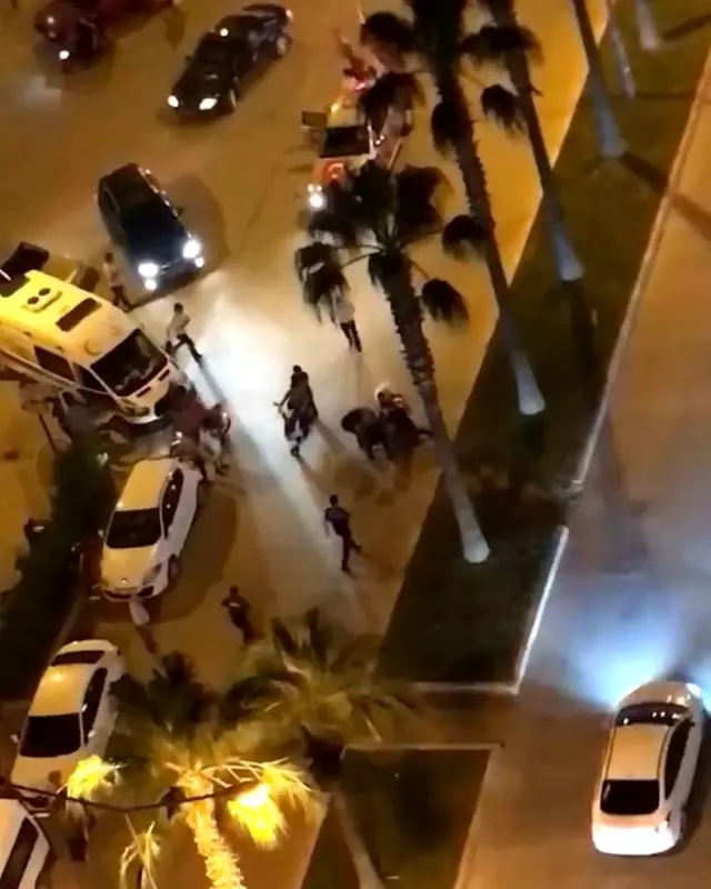 Kutlamaları çeken basın mensubu canlı yayından aracından böyle düştü Kutlamaları çeken basın mensubu canlı yayından aracından böyle düştü