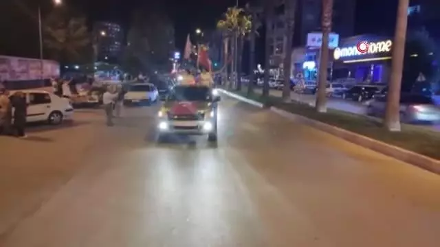 Kutlamaları çeken basın mensubu canlı yayından aracından böyle düştü Kutlamaları çeken basın mensubu canlı yayından aracından böyle düştü