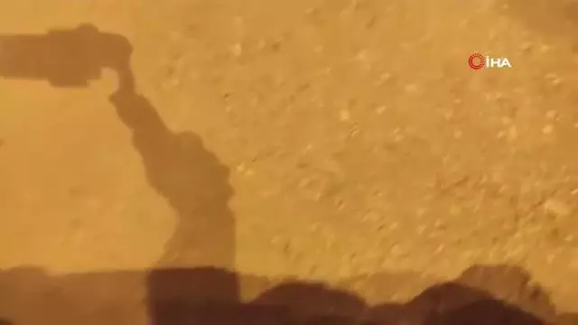 Kutlamaları çeken basın mensubu canlı yayından aracından böyle düştü Kutlamaları çeken basın mensubu canlı yayından aracından böyle düştü