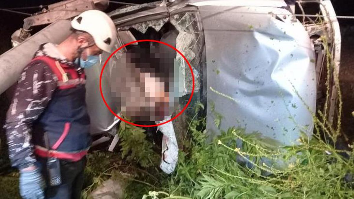 Otomobil devirdiği direğin altında ezildi, sürücü feci şekilde can verdi