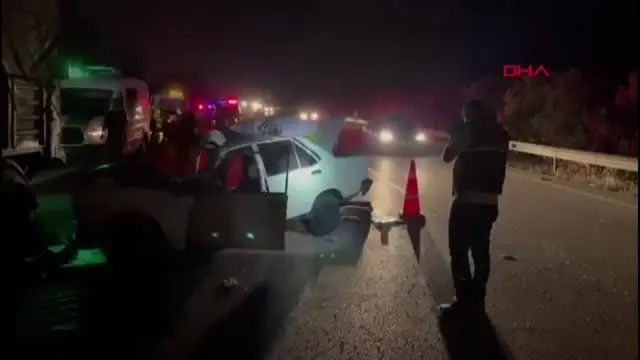 Otomobil, TIR'a arkadan çarptı; 1 ölü, 3 yaralı Otomobil, TIR'a arkadan çarptı; 1 ölü, 3 yaralı