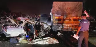Otomobil, tırın altına girdi! Feci kazada anne öldü, baba ve 2 çocuğu ağır yaralı