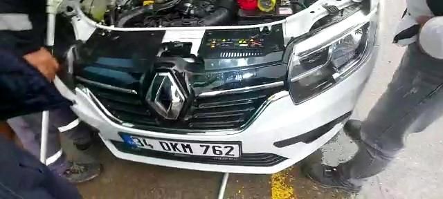 otomobilin icinden kurtardiklari kediyi 5 14173787 o