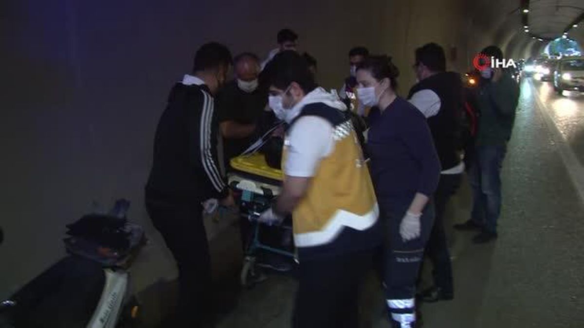 (Özel) Ümraniye'de emniyet şeridine giren araç motosikletli sürücüye çarptı