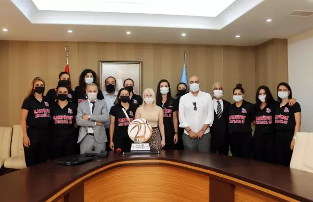 Rektör Özkan şampiyon kadın basketbolcuları ağırladı Rektör Özkan şampiyon kadın basketbolcuları ağırladı