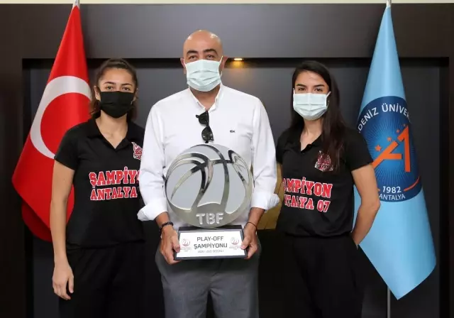 Rektör Özkan şampiyon kadın basketbolcuları ağırladı Rektör Özkan şampiyon kadın basketbolcuları ağırladı