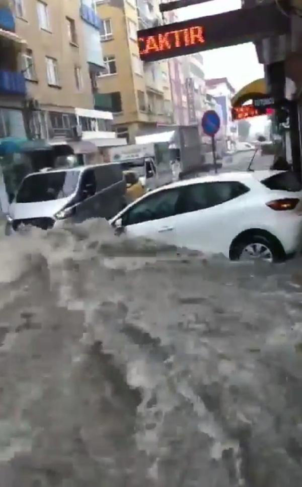 Samsun'da sağanak; yollar göle döndü, araçlar sürüklendi