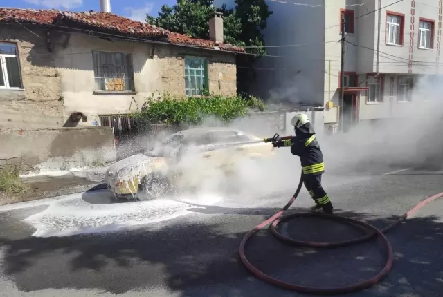 Seydişehir'de seyir halindeki otomobil yandı