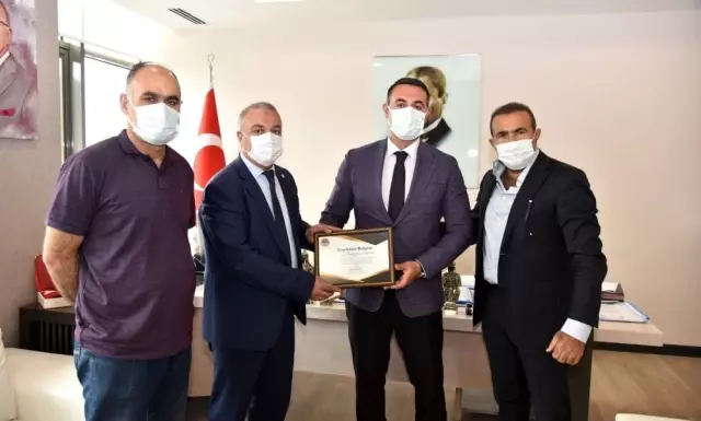 Sivil Toplum Kuruluşundan Büyükşehir'e Teşekkür Ziyareti Sivil Toplum Kuruluşundan Büyükşehir'e Teşekkür Ziyareti