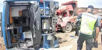 Cezaevi aracı, kamyona çarpıp devrildi: 5'i asker, 3'ü mahkum 10 yaralı