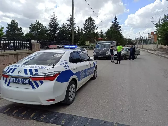 Şuhut'ta otomobil ile kamyonet çarpıştı Şuhut'ta otomobil ile kamyonet çarpıştı